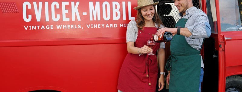 Cviček-mobil vozi kroz vinograde slovenske Trške gore pokraj Novog Mesta