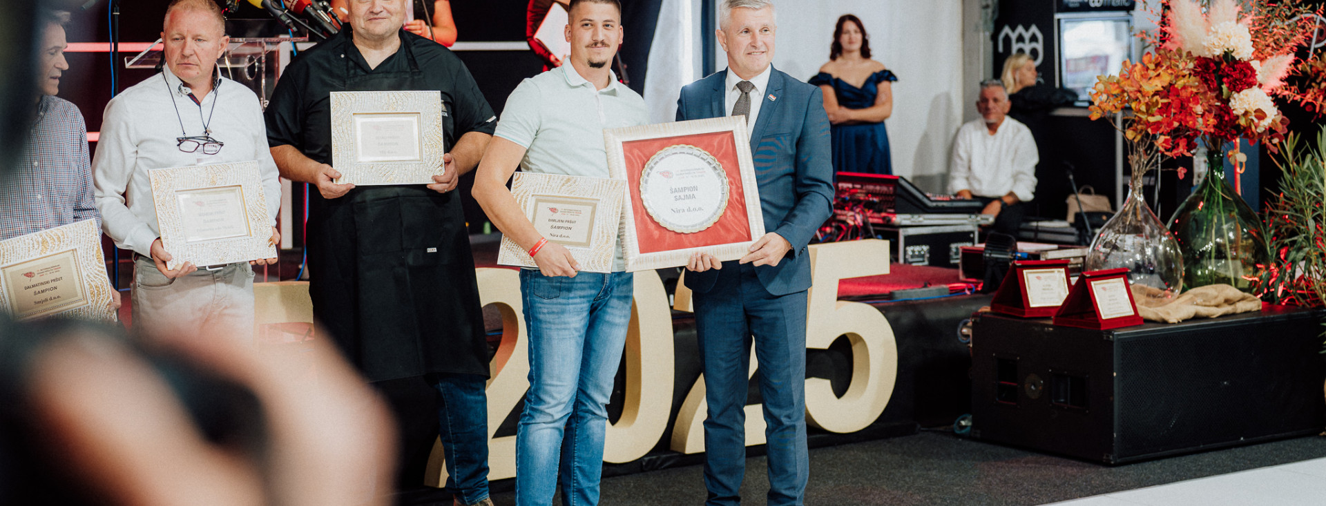 Nira iz okolice Drniša šampion je Sajma pršuta u istarskom Tinjanu. Jeste li znali da svaki pršut traži svoje vino?