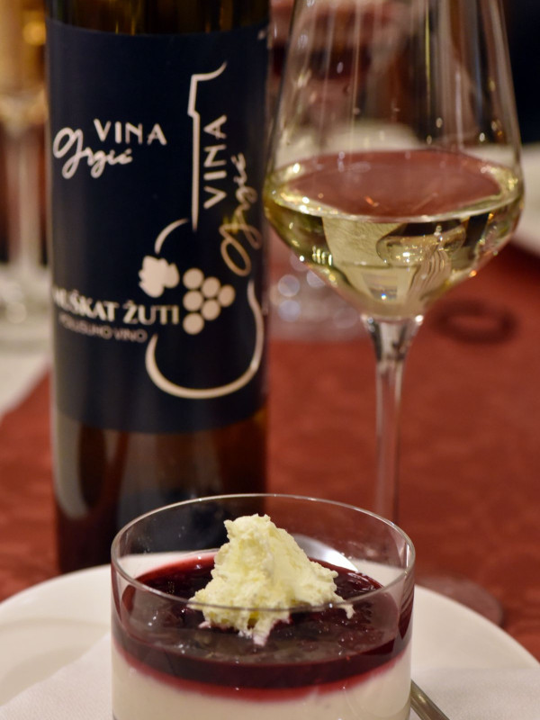 10 Panna cotta sa šumskim voćem_Grgić Muškat žuti